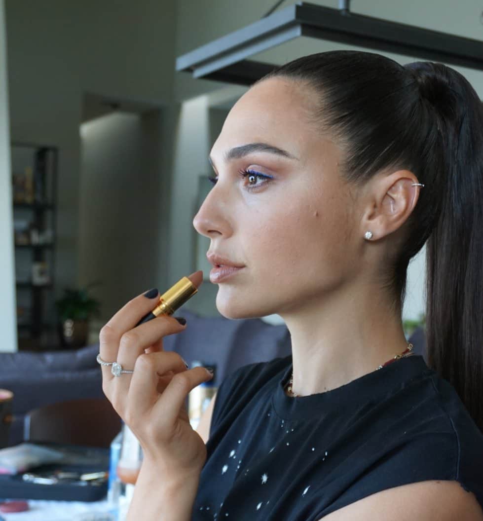 Revlonさんのインスタグラム写真 - (RevlonInstagram)「The final touch 💄 before stepping out at the #MTVAwards. Check out our Stories to see how @patidubroff created @gal_gadot’s fierce red carpet look. . #LiveBoldly」6月19日 2時09分 - revlon