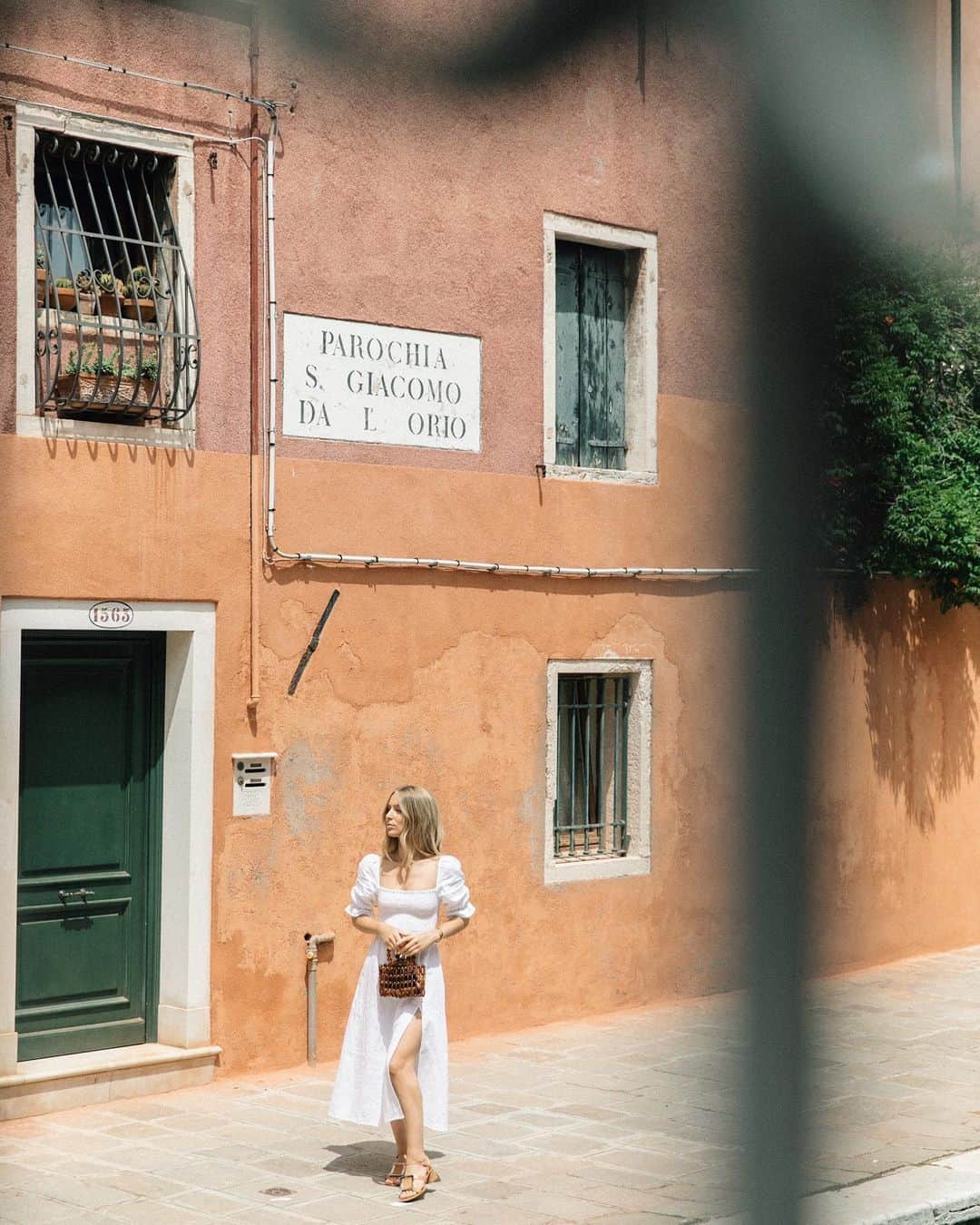 Carin Olssonさんのインスタグラム写真 - (Carin OlssonInstagram)「Feeling at home in this colourful city 🧡 (Photo: @journeyintolavillelumiere)」6月19日 0時42分 - parisinfourmonths