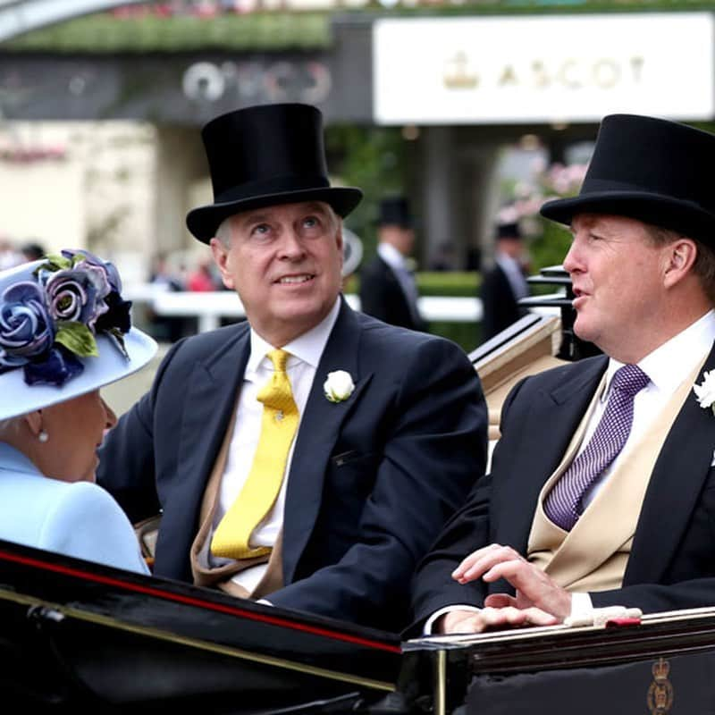 ロイヤル・ファミリーさんのインスタグラム写真 - (ロイヤル・ファミリーInstagram)「This week The Queen, accompanied by Members of The Royal Family, will attend #RoyalAscot.  Each day of the week begins with the Royal Procession, when Her Majesty & accompanying Members of the Royal Family arrive along the track in horse-drawn landaus.  Today The Queen and @hrhthedukeofyork were accompanied by The King and Queen of the Netherlands. The Prince of Wales and The Duchess of Cornwall, The Duke and Duchess of Cambridge, The Princess Royal and The Earl and The Countess of Wessex and @PrincessEugenie and Princess Beatrice and Princess Alexandra was also among The Members of The Royal Family accompanying The Queen.  Ascot Racecourse was founded by Queen Anne in 1711, and has since received the patronage of a further eleven monarchs.  The Ascot summer race meeting officially became a Royal week in 1911. 📷PA」6月19日 0時43分 - theroyalfamily