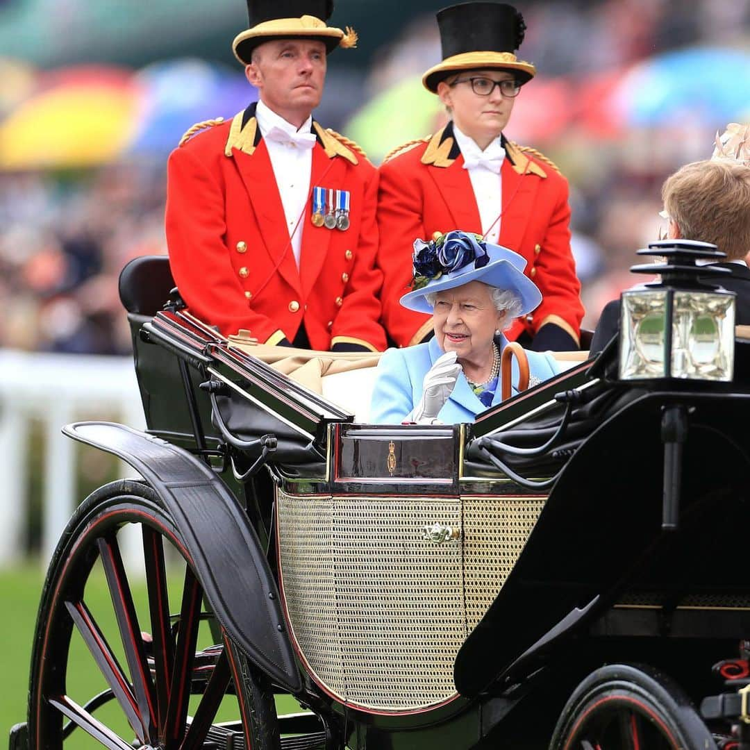 ロイヤル・ファミリーさんのインスタグラム写真 - (ロイヤル・ファミリーInstagram)「This week The Queen, accompanied by Members of The Royal Family, will attend #RoyalAscot.  Each day of the week begins with the Royal Procession, when Her Majesty & accompanying Members of the Royal Family arrive along the track in horse-drawn landaus.  Today The Queen and @hrhthedukeofyork were accompanied by The King and Queen of the Netherlands. The Prince of Wales and The Duchess of Cornwall, The Duke and Duchess of Cambridge, The Princess Royal and The Earl and The Countess of Wessex and @PrincessEugenie and Princess Beatrice and Princess Alexandra was also among The Members of The Royal Family accompanying The Queen.  Ascot Racecourse was founded by Queen Anne in 1711, and has since received the patronage of a further eleven monarchs.  The Ascot summer race meeting officially became a Royal week in 1911. 📷PA」6月19日 0時43分 - theroyalfamily