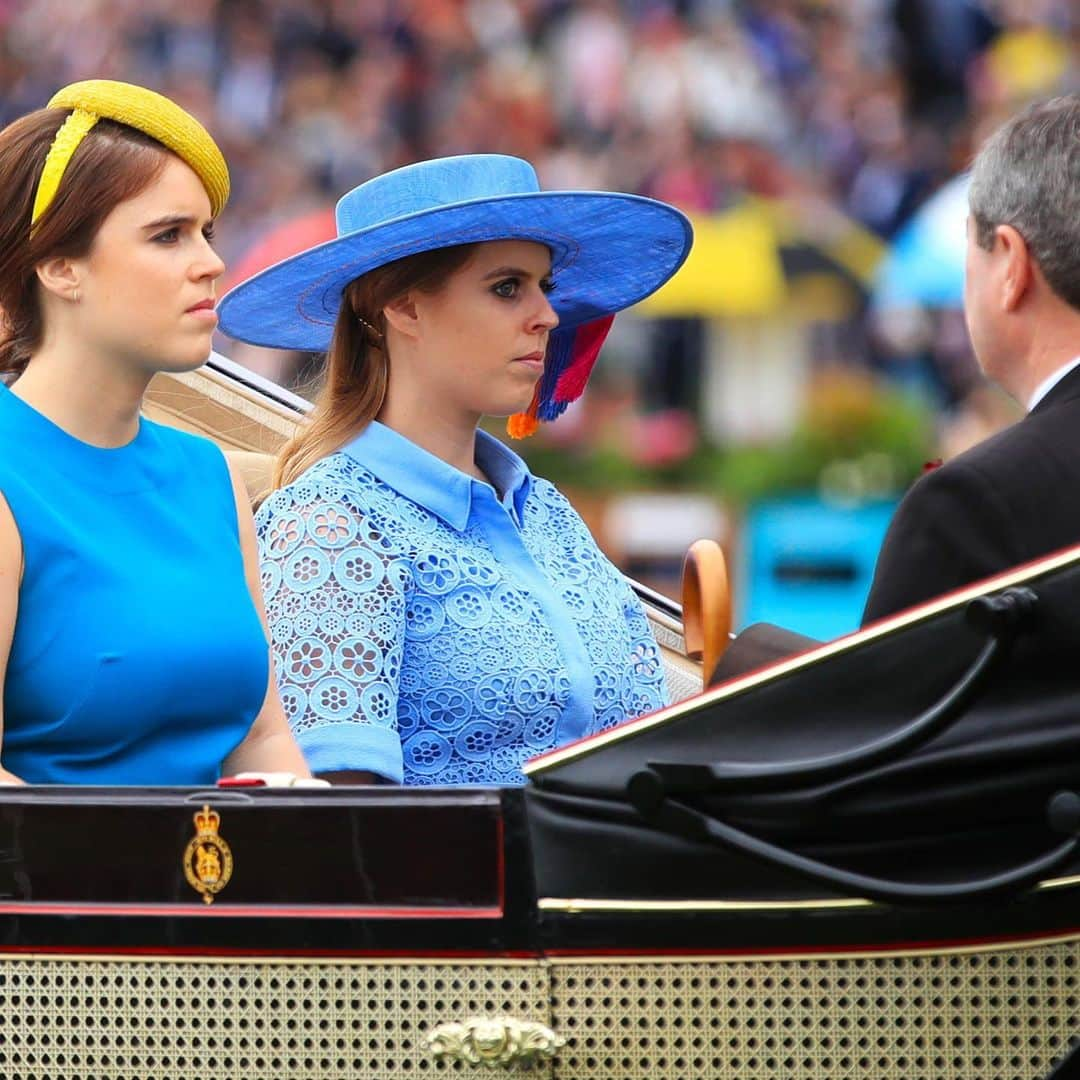 ロイヤル・ファミリーさんのインスタグラム写真 - (ロイヤル・ファミリーInstagram)「This week The Queen, accompanied by Members of The Royal Family, will attend #RoyalAscot.  Each day of the week begins with the Royal Procession, when Her Majesty & accompanying Members of the Royal Family arrive along the track in horse-drawn landaus.  Today The Queen and @hrhthedukeofyork were accompanied by The King and Queen of the Netherlands. The Prince of Wales and The Duchess of Cornwall, The Duke and Duchess of Cambridge, The Princess Royal and The Earl and The Countess of Wessex and @PrincessEugenie and Princess Beatrice and Princess Alexandra was also among The Members of The Royal Family accompanying The Queen.  Ascot Racecourse was founded by Queen Anne in 1711, and has since received the patronage of a further eleven monarchs.  The Ascot summer race meeting officially became a Royal week in 1911. 📷PA」6月19日 0時43分 - theroyalfamily