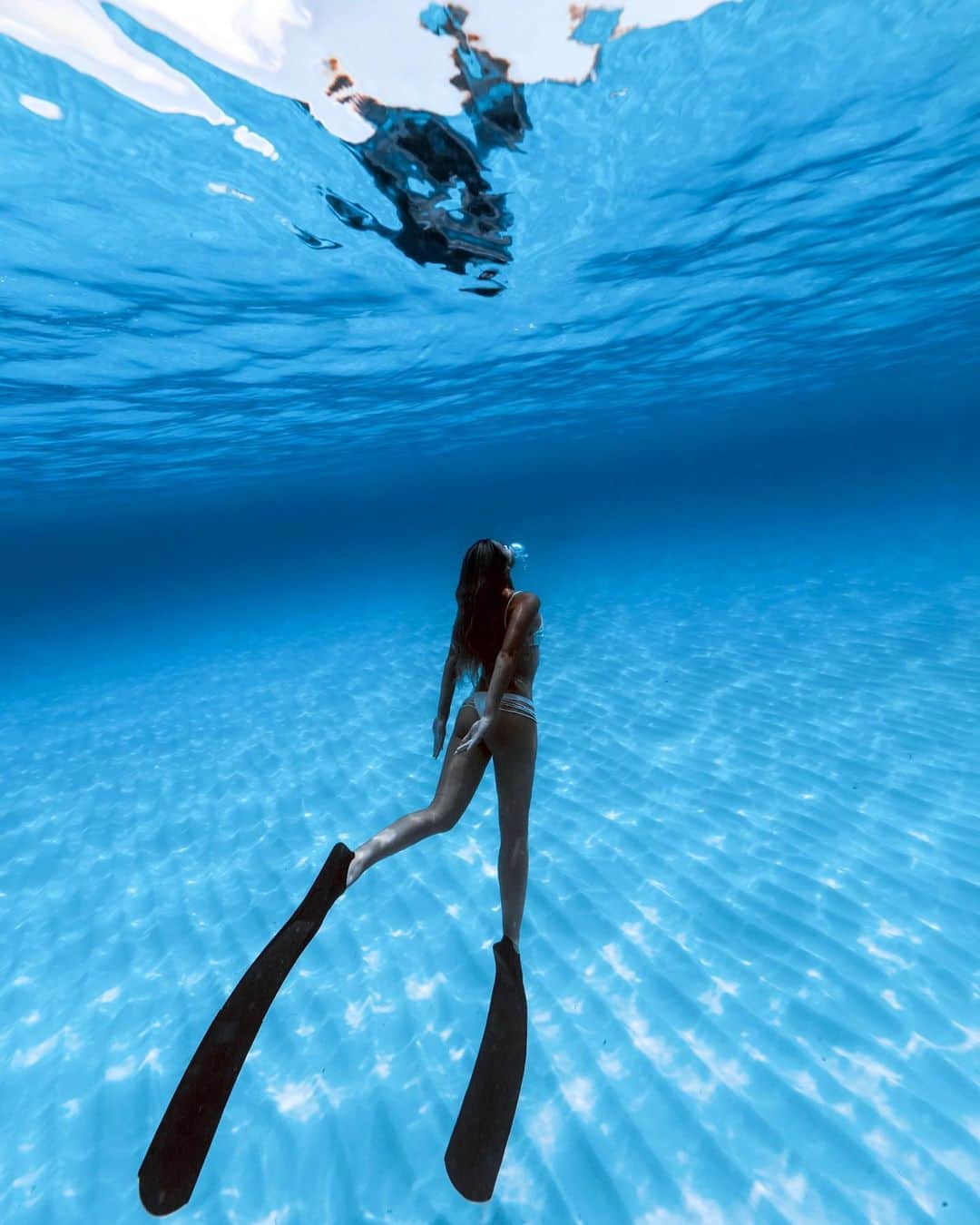 のインスタグラム：「There is nothing more peaceful than being underwater 💦 Where’s your happy place? ✨」