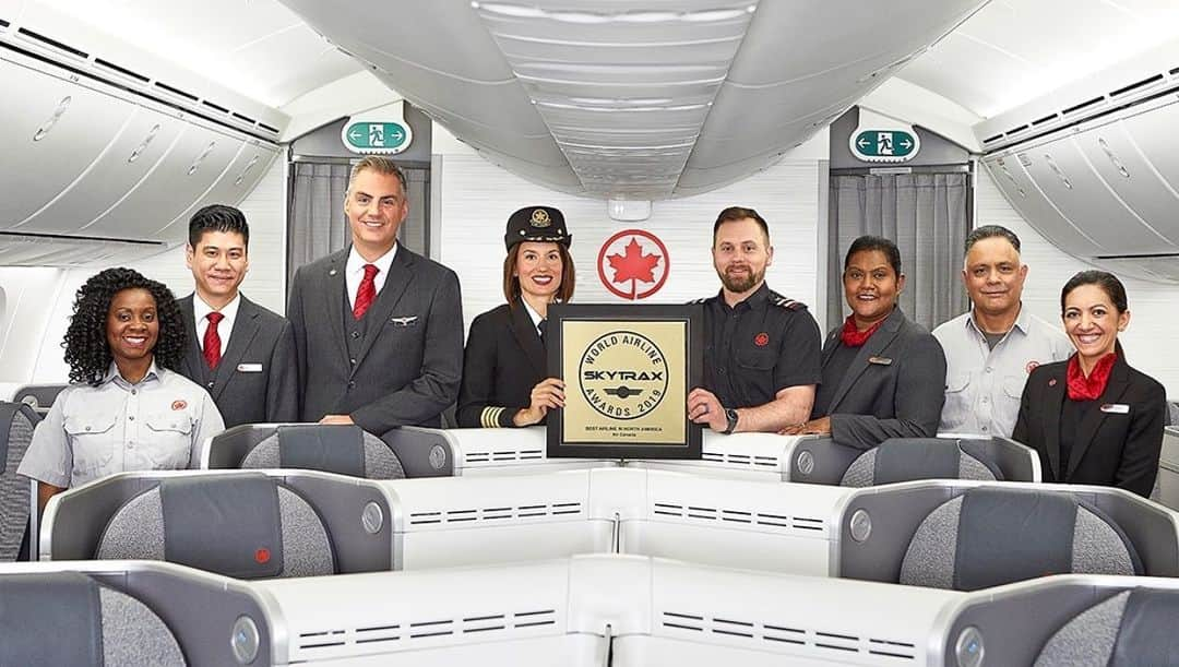 AIR CANADAさんのインスタグラム写真 - (AIR CANADAInstagram)「🎉Thank you for voting us 2019 Best Airline in North America for the 8th time in 10 years. 🥇 This would not be possible without you, our loyal customers, and without the dedication and commitment of our more than 33,000 employees. Your recognition means the world. #skytrax #flytheflag . . 🎉 Merci d’avoir élu Air Canada Meilleur transporteur aérien en Amérique du Nord 2019, et ce, pour la 8e fois en 10 ans. 🥇 Ceci n’aurait pu être possible sans vous, notre fidèle clientèle, et sans le dévouement et l’engagement de nos 33 000 employés qui se consacrent jour après jour à améliorer votre expérience de voyage. Votre reconnaissance nous donne des ailes. #hautledrapeau」6月19日 0時55分 - aircanada