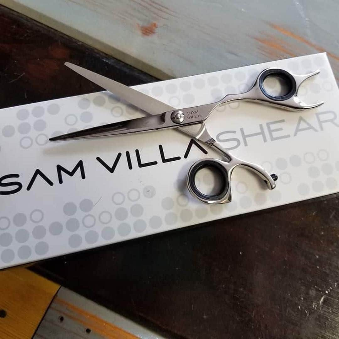 Sam Villaさんのインスタグラム写真 - (Sam VillaInstagram)「Experiencing pain in your hands and wrists after long days #behindthechair? Our #SamVillaShears (currently 20% OFF! on SAMVILLA . COM) are designed with an ergonomic crane handle to give you incredible precision while protecting your wrist, elbow and shoulder! ⠀ ⠀ Read about "How To Prevent Repetitive Strain Injury, Carpal Tunnel Syndrome and Tendonitis" through the link in our bio. ⠀ ⠀ Featured Shears: Sam VIlla 6” Essential Series Shear.⠀ ⠀ 📷 : @kelly_kay7 .」6月19日 0時49分 - samvillahair