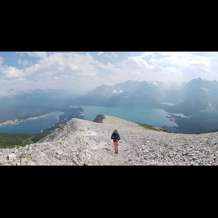 ヘイリー・ベルさんのインスタグラム写真 - (ヘイリー・ベルInstagram)「I feel like I’m standing on top of a mountain cause I’m one year without surgery! . . . #kananaskiscountry #explorealberta #hikealberta #hike」6月19日 1時03分 - hayleighbell