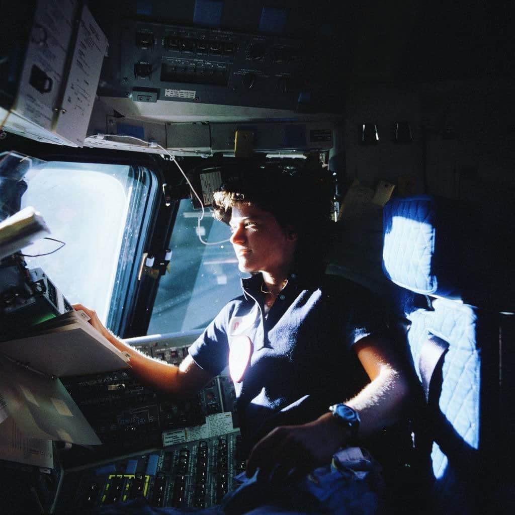 スコット・ケリーさんのインスタグラム写真 - (スコット・ケリーInstagram)「36 years ago today, Dr. Sally Ride became the 1st American woman in space. Her persistence in pursuit, passion and dedication to #STEM still empowers girls & women around the world today. We remember her trailblazing work and strive to further the future she envisioned. #SallyRide #nasa #womenempoweringwomen」6月19日 1時05分 - stationcdrkelly