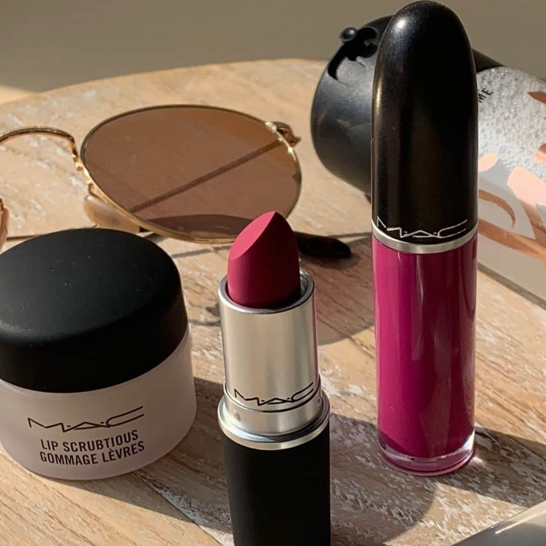 M•A•C Cosmetics Franceさんのインスタグラム写真 - (M•A•C Cosmetics FranceInstagram)「M·A·C - SUMMER ☀️ On aimerait beaucoup connaître les essentiels M·A·C que vous allez prendre avec vous cet été ! Un rouge à lèvres ? La brume Fix + hydratante et fixante ? On vous écoute ! 😉 N'oubliez pas de partagez vos photos avec nous en taguant #macfrancesummer  Crédit photo : @maccosmeticsdeutschland #maccosmetics #maccosmeticsfrance #macfestival #festival #macfrancesummer #lipstick #maclipsticks」6月19日 1時00分 - maccosmeticsfrance