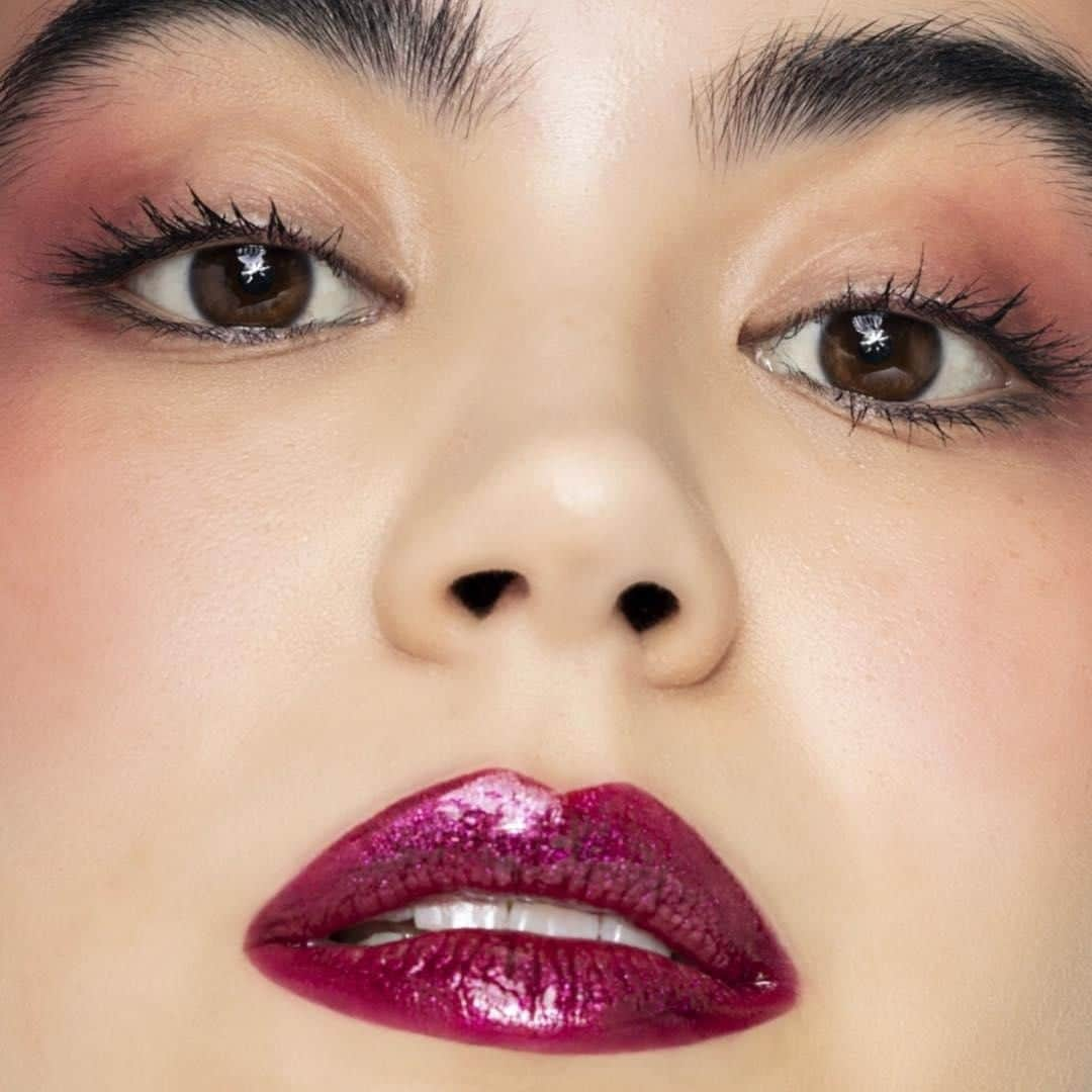 NARSさんのインスタグラム写真 - (NARSInstagram)「Metallic magnetism. NARS Artist @rachelhardie.artistry’s take on a bold lip. #regram Photographer @Vincentford Model @Tinksterrr Products Used:  Blush in Seduction Climax Mascara Satin Lip Pencil in Hyde Park Orgasm Oil-Infused Lip Tint」6月19日 1時00分 - narsissist