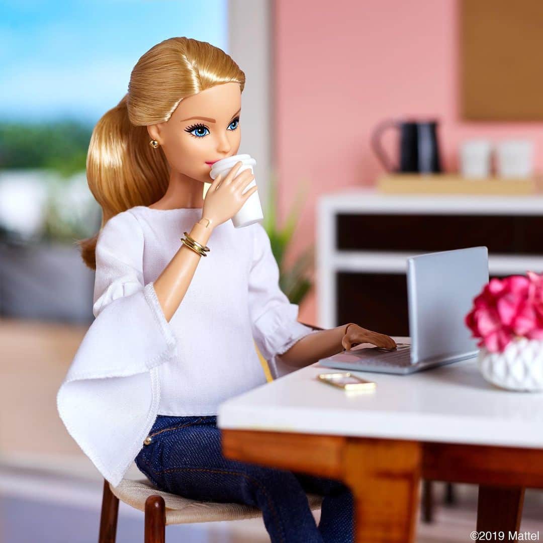 バービーさんのインスタグラム写真 - (バービーInstagram)「Working to get to inbox zero after a busy trip to New York. Any tips? 💻 #barbie #barbiestyle」6月19日 1時02分 - barbiestyle