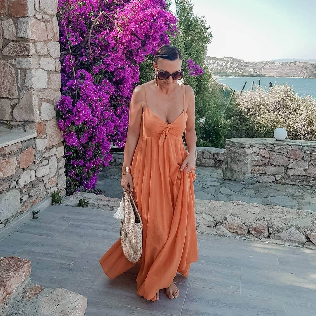 H&Mさんのインスタグラム写真 - (H&MInstagram)「This terracotta hue will go perfect with any summer backdrop! 🌅 @gutless_fashiondiaries #HM  Dress: 0770835004」6月19日 1時02分 - hm