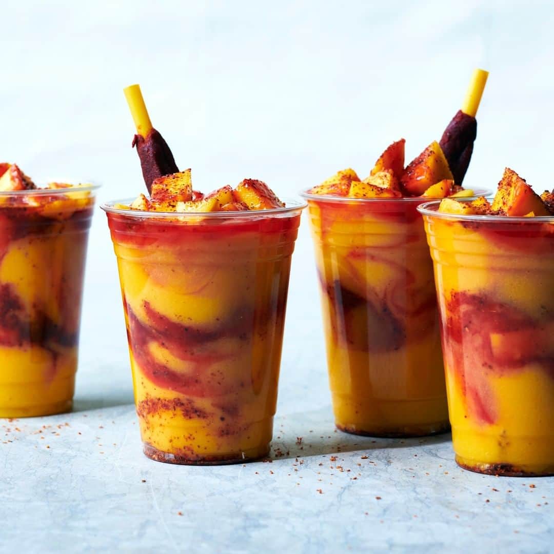 ニューヨーク・タイムズさんのインスタグラム写真 - (ニューヨーク・タイムズInstagram)「Mangonada superfans, are you tuned in? This recipe has plenty of Tajín and chamoy between those layers of blended frozen mango. Plus a tamarind candy straw. And an option to add tequila or rum, if that's the vibe. Link to the recipe by @gdanielagalarza is in our bio. (Photo: @dmalosh, food styling: @simoncooks)」6月19日 1時10分 - nytimes