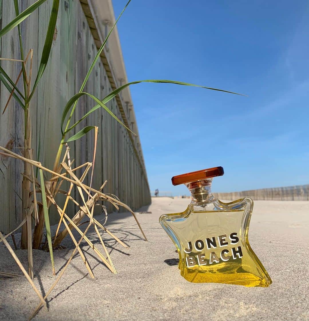 のインスタグラム：「This dreary NYC day has us dreaming about Jones Beach! The inspiration behind our newest summer fragrance.  #bondno9 #bondno9ny #newyork #newyorkcity #nyc #jonesbeach #longisland #beach #summer #fragrance #perfume #love」