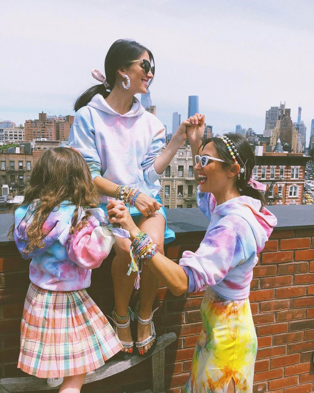 のインスタグラム：「Shout it from the rooftops 🙌🏼 Summer is just beginning and we have everything you need • tap to shop the 🌈」