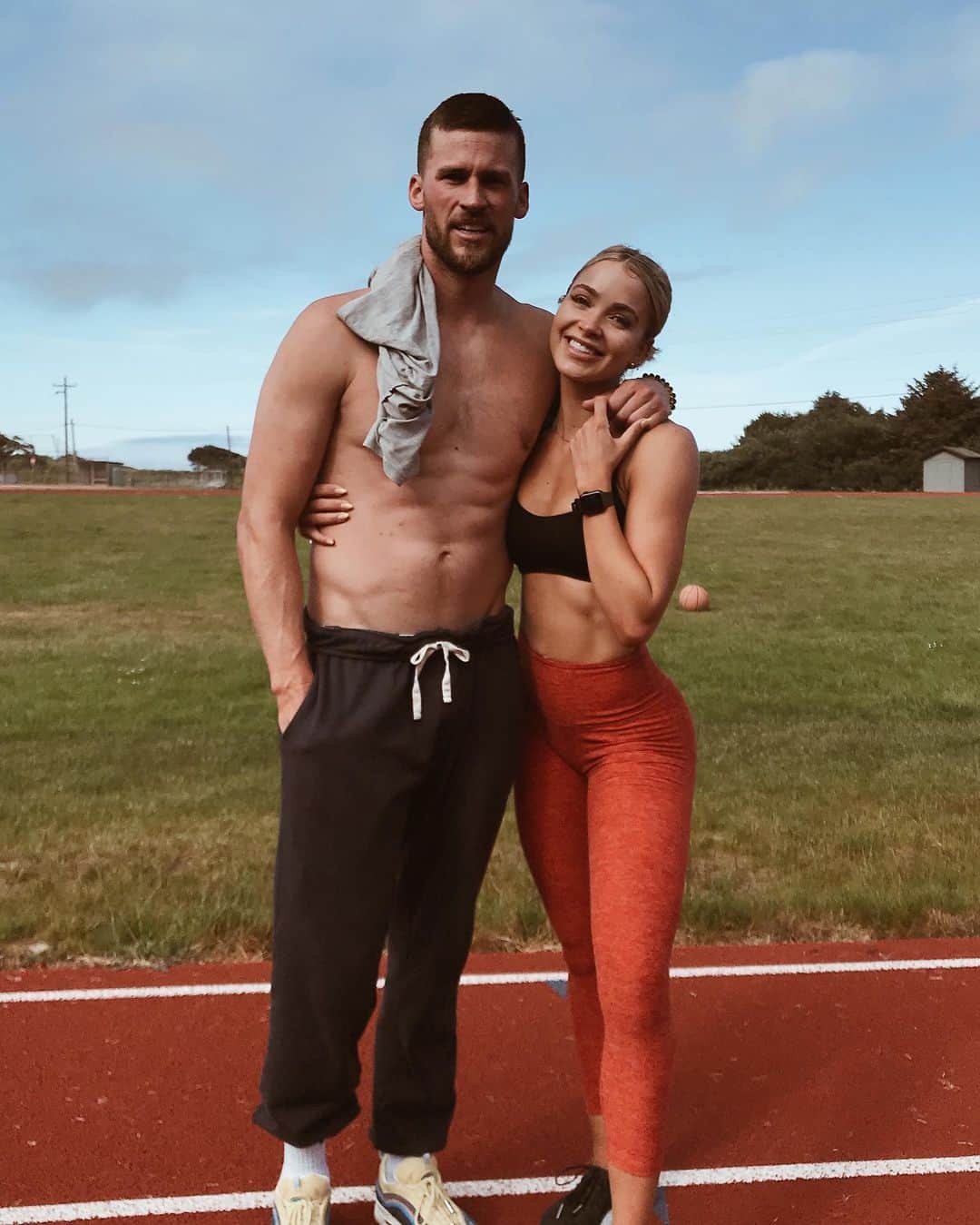 Cara Van Brocklinさんのインスタグラム写真 - (Cara Van BrocklinInstagram)「Morning workouts in the Northwest with my babe ❤️! There’s nothing like kicking his butt in the a.m. 😜」6月19日 1時30分 - caraloren