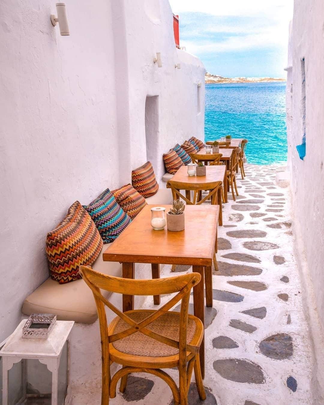 Travel + Leisureさんのインスタグラム写真 - (Travel + LeisureInstagram)「Add a glass of chilled ouzo and we're in heaven! Get our Mykonos travel guide at the link in bio. #tlpicks courtesy of @delafuentecam」6月19日 1時25分 - travelandleisure