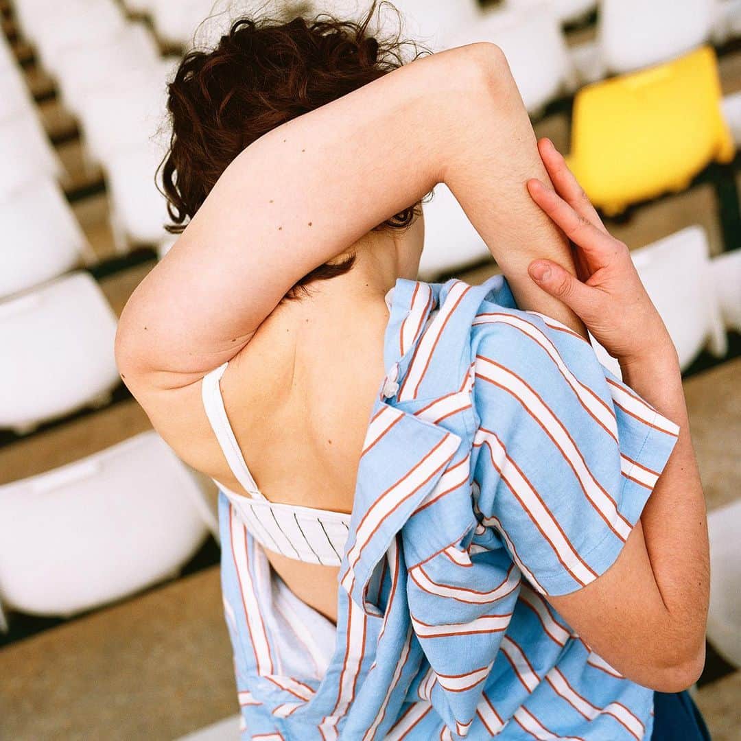 アメリカンビンテージのインスタグラム：「Stripes on stripes by the talented @louise.desnos 🤩 #americanvintage #photography #summer19 #ss19 #collection #menswear #womenswear #wardrobe #prints」