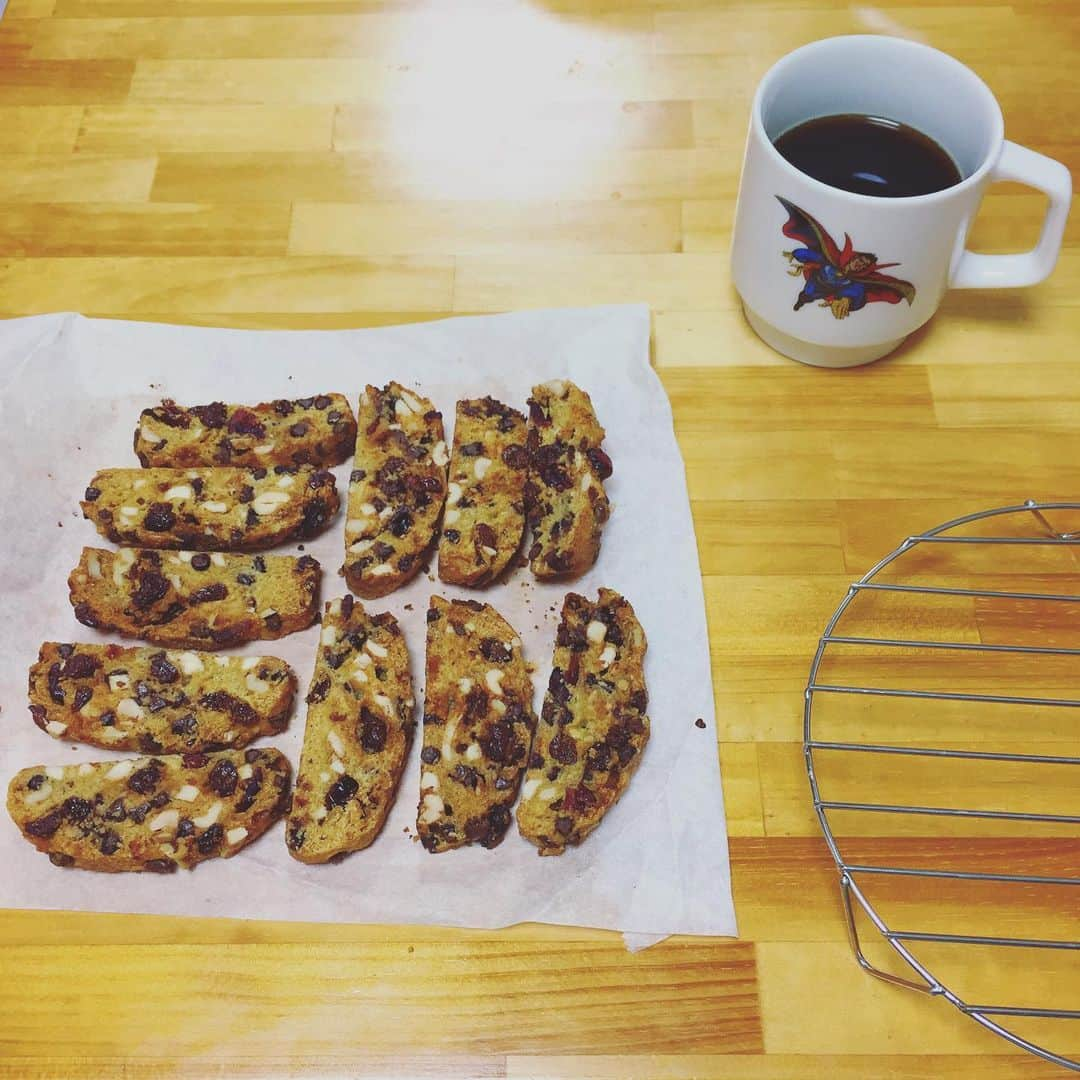 Helmet&Underground RIKOさんのインスタグラム写真 - (Helmet&Underground RIKOInstagram)「midnight baking🦇 biscotti #rikohelmetcookies」6月19日 1時36分 - rikohelmet