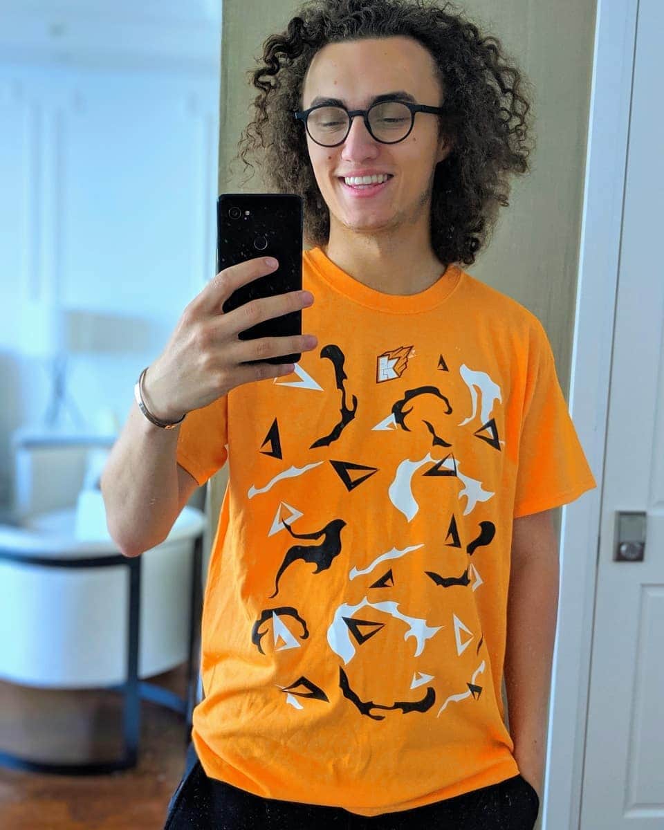 Kwebbelkopさんのインスタグラム写真 - (KwebbelkopInstagram)「Kwebbelkop Merch v2 --- Work In Progress --- Over the past few months we've been working super hard to create an amazing new Kwebbelkop Merchandise/Clothing line. We're super close to launch, only a few weeks away! Let me know which one is your favorite? Orange or black?! Btw, sorry for the repost, I forgot to include the orange t-shirt picture 🤣」6月19日 1時43分 - kwebbelkop