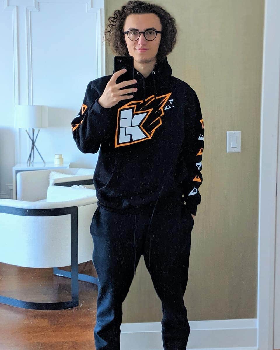 Kwebbelkopさんのインスタグラム写真 - (KwebbelkopInstagram)「Kwebbelkop Merch v2 --- Work In Progress --- Over the past few months we've been working super hard to create an amazing new Kwebbelkop Merchandise/Clothing line. We're super close to launch, only a few weeks away! Let me know which one is your favorite? Orange or black?! Btw, sorry for the repost, I forgot to include the orange t-shirt picture 🤣」6月19日 1時43分 - kwebbelkop