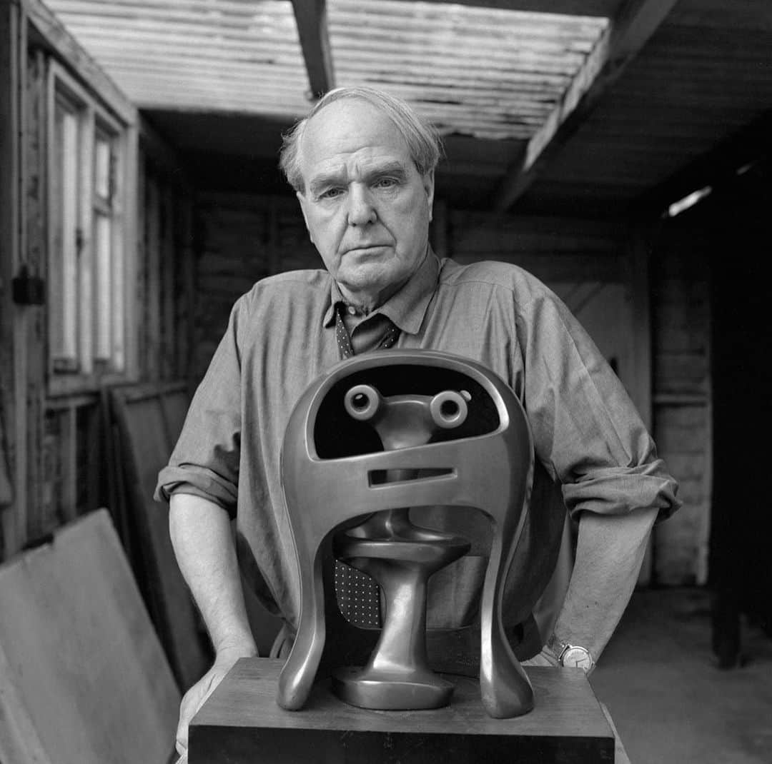 のインスタグラム：「"Henry Moore: The Helmet Heads" closes on Sunday, June 23, at The Wallace Collection, London.  This exhibition is one of the first to explore Henry Moore’s fascination with armor. The artist’s "Helmet Head" sculptures, which are here shown together for the first time, are presented in collaboration with the Henry Moore Foundation. The show comprises more than sixty sketches, drawings, maquettes, and full-size sculptures in plaster, lead, and bronze, juxtaposed with the Renaissance armor that inspired them. Follow the link in our bio to find out more.  ___________ #HenryMoore #Gagosian @wallacemuseum  Henry Moore with "Helmet Head No. 2" (1955) in his studio, Perry Green, England, 1967. Artwork © Henry Moore Foundation. Photo: John Hedgecoe」