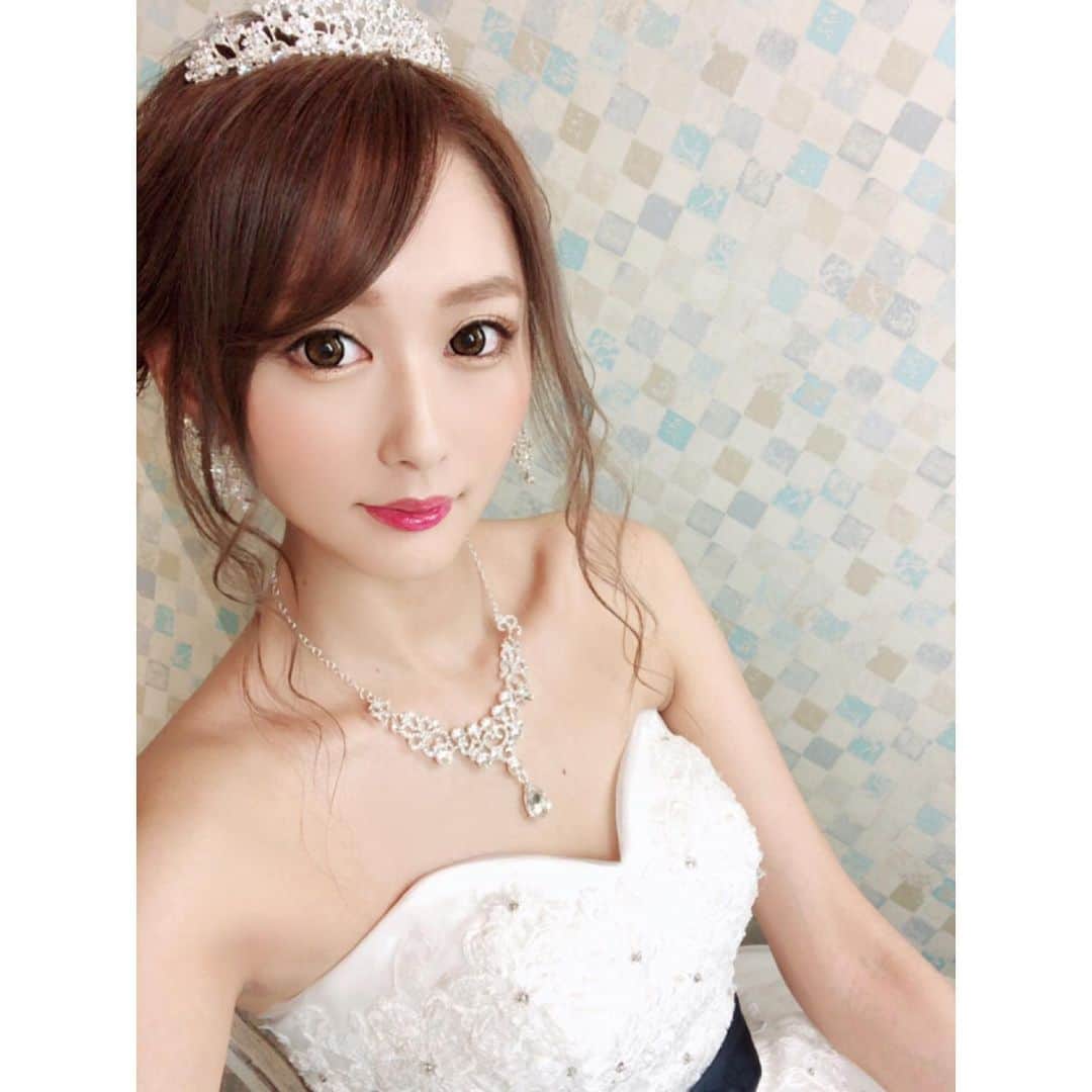 のインスタグラム：「アップバージョン☺︎⠒̫⃝ . ティアラ持って行ったけどこの小さい方が可愛かったからレンタル🌟🥺 . WDで前撮りする夢叶った👰💕 .  旦那さんに感謝しかない♡🥺 .  おやすみなさい😴🌙💤 . #プレ花嫁#花嫁#wedding#みんなのウェディング  #weddingwire #make#2019冬婚#メイク #前撮り#東京駅#ドレス#ハートカット#ヘアアレンジ #東京駅前撮り#丸の内#写真#accessory#WD #ウェディングドレス#tiara#gn#ブライダル #ビューティープラス#ハナユメ#ティアラ#ゼクシィ2019#ビジョビ」