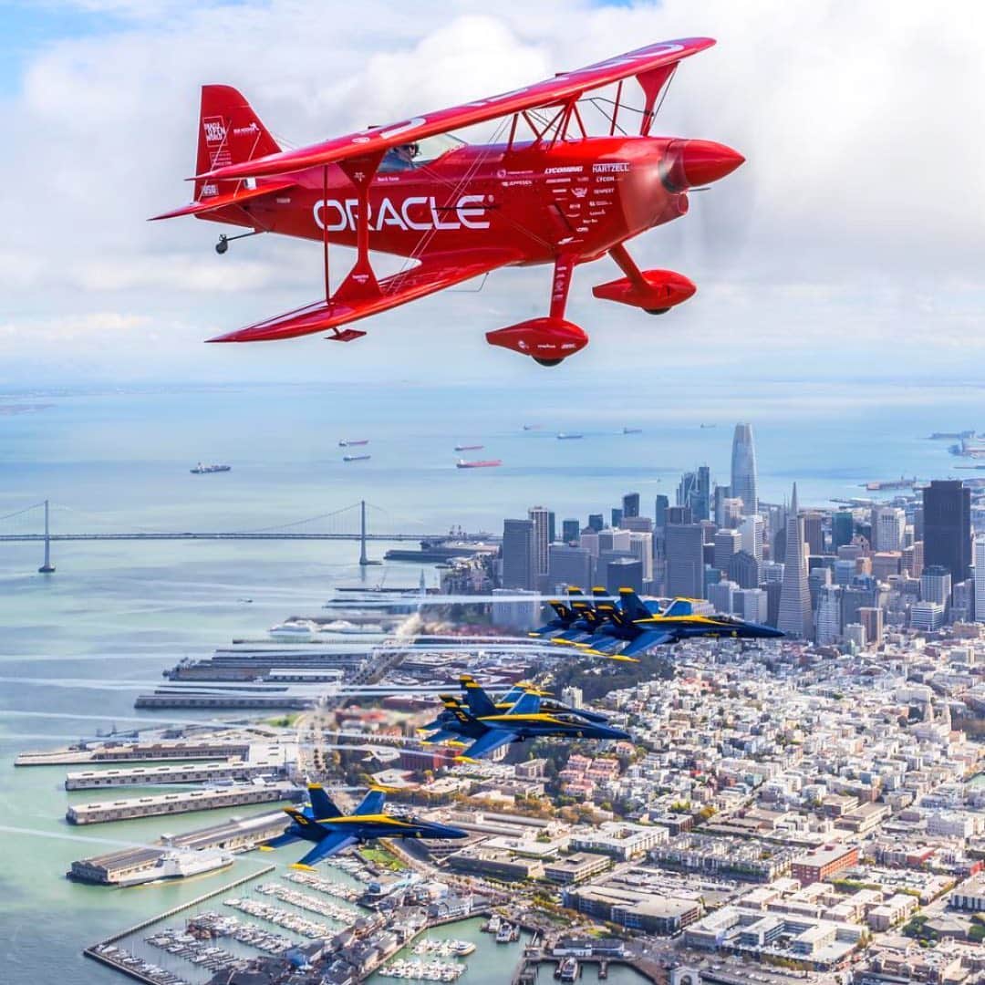 Oracle Corp. （オラクル）さんのインスタグラム写真 - (Oracle Corp. （オラクル）Instagram)「☁️ Don’t keep your #business grounded, soar high above competitors with Oracle Cloud! Like expert Sean Tucker handling the @teamoracle plane, your business can sit in the driver seat with confidence for the journey ahead! Our self-driving services within the #cloud platform leverage artificial intelligence and #machine learning to help organizations lower cost, reduce risk, accelerate #innovation, and get predictive insights. Can you identify this skyline? #ai #cloud #data」6月19日 1時56分 - oracle