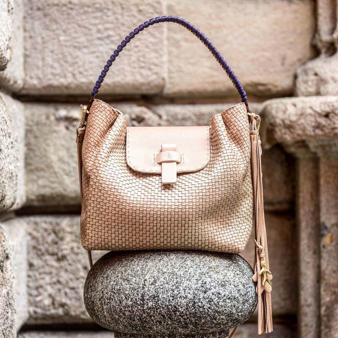 エンリーベグリンのインスタグラム：「Bag Aurora M in nude color.  #henrybeguelin#vegetaltannedleather#wovenleather#handmade#maltinto#leather#nude#color#」