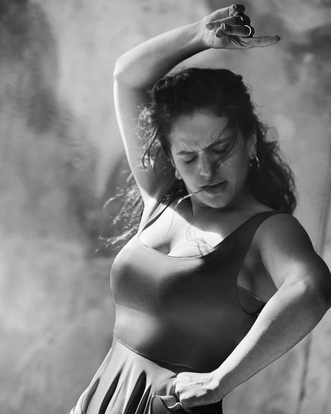 ピーター・リンドバーグさんのインスタグラム写真 - (ピーター・リンドバーグInstagram)「Rosalía, photographed in Paris for Vogue Spain's July issue #LindberghStories #Rosalia #VogueSpain #VogueJulio #coverstory」6月19日 2時01分 - therealpeterlindbergh