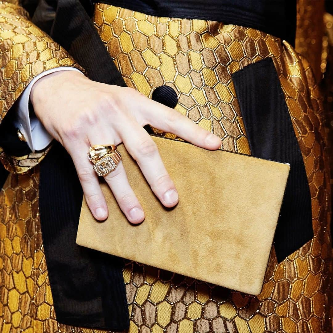 ドルチェ&ガッバーナさんのインスタグラム写真 - (ドルチェ&ガッバーナInstagram)「The handcrafted processes and refined details make each accessory unique, from the selection of jewellery to suede pochettes of the #DGSARTORIA Men's Fashion Show collection. Stay tuned for an exclusive content on @dolcegabbana_man's IGTV. #DGMenSS20 #DGFattoAMano #DolceGabbana」6月19日 2時01分 - dolcegabbana