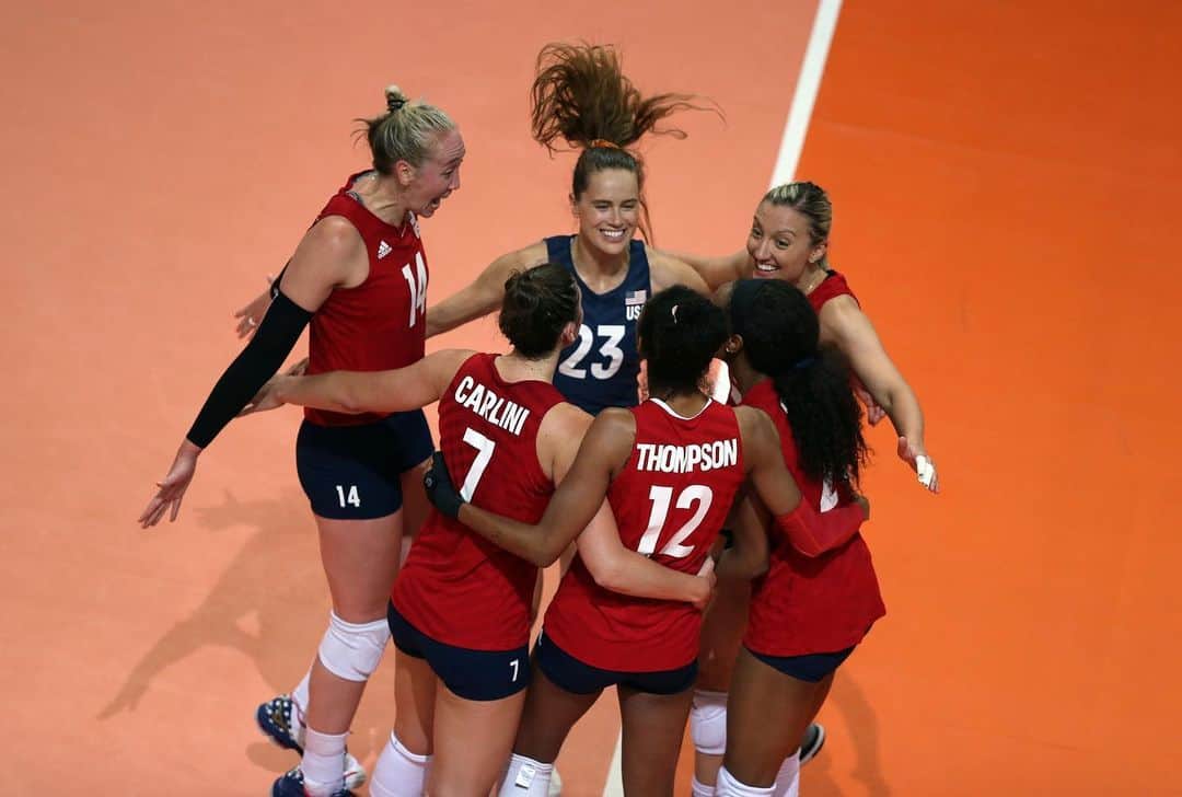 USA Volleyballさんのインスタグラム写真 - (USA VolleyballInstagram)「@usavwnt qualify for the @FIVBVolleyball #VNL after sweeping host Russia Tuesday in what Karch Kiraly called a "beautiful imperfect match of volleyball." @teamusa improves to 10-3 and faces Netherlands on Wednesday. Click our bio link for match recap.」6月19日 2時01分 - usavolleyball