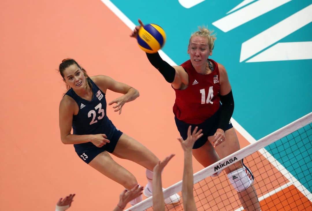 USA Volleyballさんのインスタグラム写真 - (USA VolleyballInstagram)「@usavwnt qualify for the @FIVBVolleyball #VNL after sweeping host Russia Tuesday in what Karch Kiraly called a "beautiful imperfect match of volleyball." @teamusa improves to 10-3 and faces Netherlands on Wednesday. Click our bio link for match recap.」6月19日 2時01分 - usavolleyball
