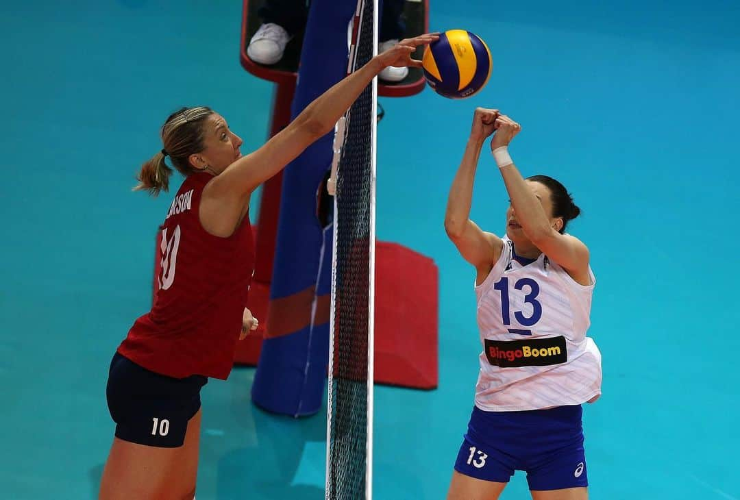 USA Volleyballさんのインスタグラム写真 - (USA VolleyballInstagram)「@usavwnt qualify for the @FIVBVolleyball #VNL after sweeping host Russia Tuesday in what Karch Kiraly called a "beautiful imperfect match of volleyball." @teamusa improves to 10-3 and faces Netherlands on Wednesday. Click our bio link for match recap.」6月19日 2時01分 - usavolleyball