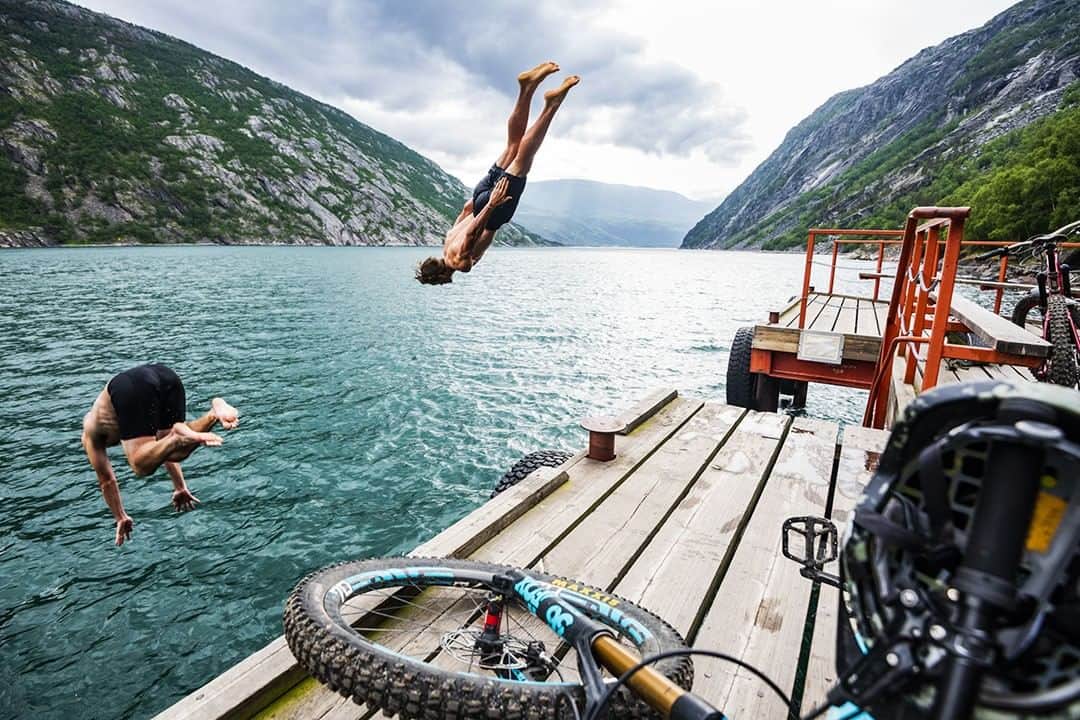 patagoniaさんのインスタグラム写真 - (patagoniaInstagram)「A wonderfully frigid finish. @micke_ekenstam and @carstonoliver cool off after riding single track from Sweden to Norway.﻿ Photo: @mattiasfredrikssonphotography﻿」6月19日 2時01分 - patagonia