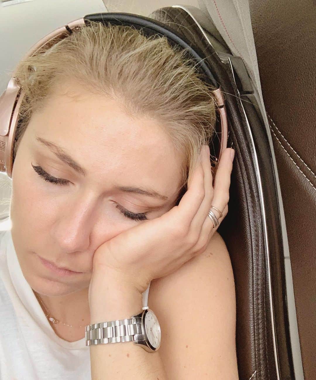ミカエラ・シフリンのインスタグラム：「Taking bets to see how long this hand-print stays on my face... #SirNapsALot @bose #QC35 II #teambose」