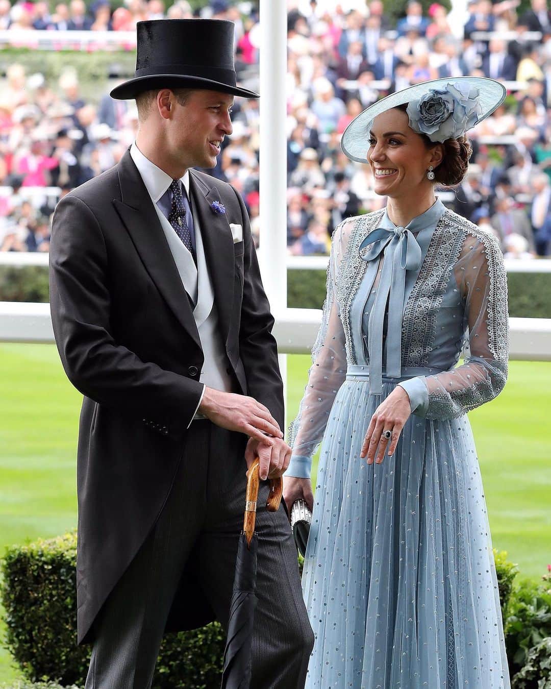 Just Jaredさんのインスタグラム写真 - (Just JaredInstagram)「Prince William and Kate Middleton (in @eliesaabworld) share a laugh together at day one of Royal Ascot! See more on JustJared.com Photos: @gettyimages」6月19日 2時02分 - justjared