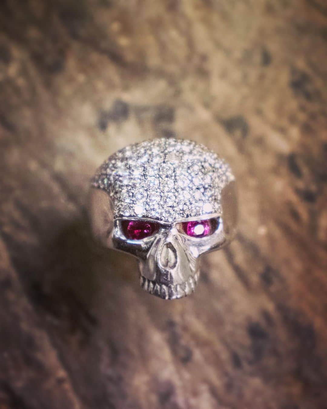 クレイジーピッグさんのインスタグラム写真 - (クレイジーピッグInstagram)「Diamonds are forever 🔊🎵🎶 #rubies #diamonds #pavesetting #grillz #diamondsareforever #evil #skull #ring #platinum #whitegold #white #wooden #onfleek #guitar #instafashion #instahub #instadaily #whitediamonds #gemstones #tattoo #skullring #rocknroll #metal #heavymetal #goth #gothlifestyle」6月19日 2時02分 - crazypigdesignslondon