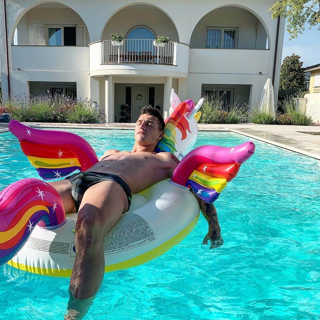ミケーレ・カンポレーゼのインスタグラム：「☀️ 💦 #unicorn#rilassarsi#unavitaacolori#instagood#instalike#starebenecosi#mikecampo31#day2#tuscany#Pisa#hotday#tuesday#relax」