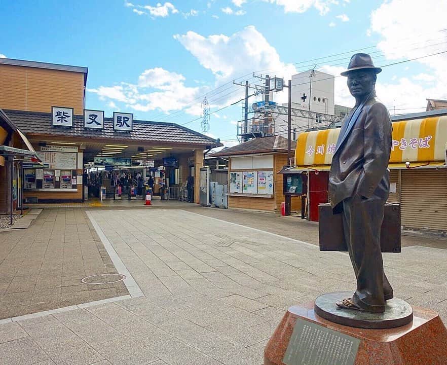 旅行比較サイト・トラベルコ 理想の旅を、いちばん安く。のインスタグラム：「山田洋次監督の名作 #男はつらいよ の舞台としても有名な #東京 #柴又 。駅を出るとすぐに出迎えてくれる #寅さん の銅像は人気のフォトスポットです📸 * まずは、土産店や飲食店が立ち並ぶ参道を通って、#帝釈天 にご挨拶を。美しい木造彫刻は必見👏 * その後はぜひ、今春リニューアルオープンした #寅さん記念館 へ。実際に撮影で使われていたセットや、登場人物やストーリーについて学べるコーナー、昭和レトロなジオラマなど…映画の世界観にどっぷり浸れる見どころが満載✨ 寅さんファンはもちろん、映画を観たことがない方でも存分に楽しめますよ！  しかも、今年は映画 #男はつらいよ の公開から50年のメモリアルイヤー。12月には新作の公開も控えています。今こそアツい #柴又 へぜひ出かけてみてはいかがでしょうか🙋🏻‍♀️？ * * * あなたが訪れた旅先での写真に《 @travelko_chan 》《 #トラベルコ 》《 #travelko 》とタグ付けして投稿してみてください！こちらのアカウントで紹介させていただくかもしれません♪ * * * #柴又 #葛飾 #下町 #レトロ #昭和 #東京 #日本 #寅さん #映画 #男はつらいよ #寅さん記念館 #帝釈天 #山田洋次 #国内旅行 #一人旅 #katsushika #shibamata #cinema #travel #trip #japantrip #japantravel #sightseeing　#photooftheday #instajapan #travelgram #instagood  #travelko #トラベルコ #トラベルコちゃん」