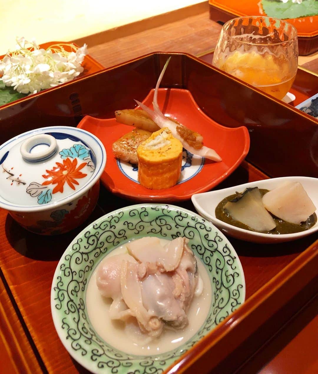 濱野りれさんのインスタグラム写真 - (濱野りれInstagram)「Sushi 'Hatsune' collaborate with 'Inomata'. It gonna be the second visit since the renovation. After eating Sushi, we moved to the next room and had dessert and coffee. I think this is only place to serve some coffee at a famous sushi restatrant in Japan. I love that!! .. #初音鮨 さんにお邪魔してきました🍣 女将さんの笑顔見れて幸せ😊 お寿司屋さんで食べる食後のデザートとコーヒーとっても美味しかったです😋🎊 .. .. .. #rirelog#hatsunezushi#kamata#tokyoeats#toptokyorestaurants#tokyogourmet#lovetoeat#eatlover#tabelog#sushimania#sushilover#鮨#お寿司#予約困難#食べログ高評価#食べログ4#蒲田グルメ #グルメ記録#東京グルメ」6月18日 17時08分 - riregram