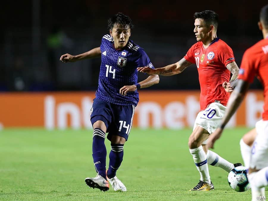 日本サッカー協会さんのインスタグラム写真 - (日本サッカー協会Instagram)「📸Match Photos① #SAMURAIBLUE は6月17日(月)、CONMEBOLコパアメリカブラジル2019でチリ代表とMorumbi Stadium（サンパウロ）にて対戦。この試合に日本は先発11人中6人が代表デビューというフレッシュな陣容で臨みました。 ・ 世界的なスター選手を擁するチリを相手に、日本は決定的なチャンスをつくりながらもゴールを奪えず、逆にチャンスで抜け目なく決めてくる相手に4失点。0-4の大差で敗れる黒星スタートとなりました。 ・ GK 23 #大迫敬介 DF 2 #杉岡大暉 DF 5 #植田直通 DF 14 #原輝綺 DF 16 #冨安健洋 MF 3 #中山雄太 MF 7 #柴崎岳 (Cap.) MF 10 #中島翔哉 →66'MF 20 #安部裕葵 MF 21 #久保建英 FW 9 #前田大然 →66'MF 11 #三好康児 FW 13 #上田綺世 →79'FW	18 #岡崎慎司 ・ #jfa #daihyo #コパアメリカ﻿ ・﻿ ――――――――――――――――――﻿ CONMEBOLコパアメリカブラジル2019﻿ 6/18 0-4 チリ🇨🇱 6/21 08:00　vsウルグアイ🇺🇾 6/25 08:00　vsエクアドル🇪🇨 ※すべて日本時間﻿ 👉大会情報はJFA.jpへ﻿ ――――――――――――――――――」6月18日 17時11分 - japanfootballassociation