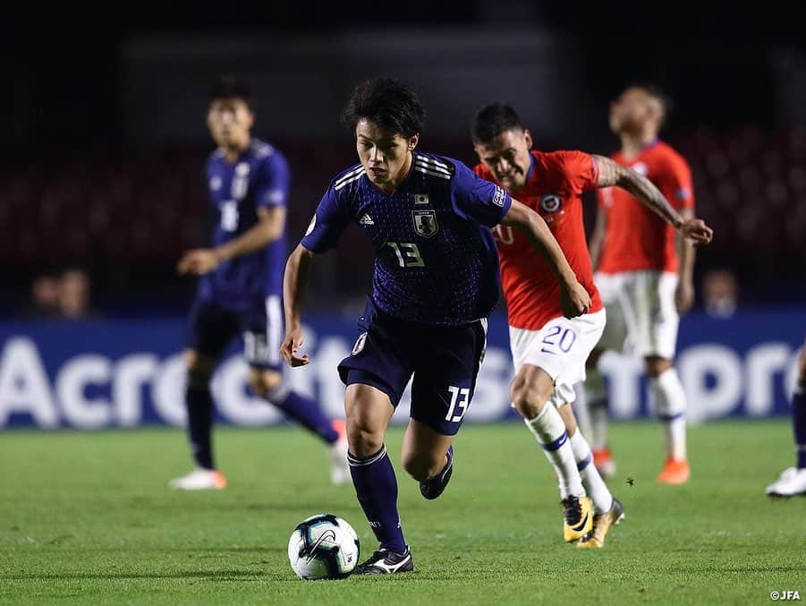 日本サッカー協会さんのインスタグラム写真 - (日本サッカー協会Instagram)「📸Match Photos① #SAMURAIBLUE は6月17日(月)、CONMEBOLコパアメリカブラジル2019でチリ代表とMorumbi Stadium（サンパウロ）にて対戦。この試合に日本は先発11人中6人が代表デビューというフレッシュな陣容で臨みました。 ・ 世界的なスター選手を擁するチリを相手に、日本は決定的なチャンスをつくりながらもゴールを奪えず、逆にチャンスで抜け目なく決めてくる相手に4失点。0-4の大差で敗れる黒星スタートとなりました。 ・ GK 23 #大迫敬介 DF 2 #杉岡大暉 DF 5 #植田直通 DF 14 #原輝綺 DF 16 #冨安健洋 MF 3 #中山雄太 MF 7 #柴崎岳 (Cap.) MF 10 #中島翔哉 →66'MF 20 #安部裕葵 MF 21 #久保建英 FW 9 #前田大然 →66'MF 11 #三好康児 FW 13 #上田綺世 →79'FW	18 #岡崎慎司 ・ #jfa #daihyo #コパアメリカ﻿ ・﻿ ――――――――――――――――――﻿ CONMEBOLコパアメリカブラジル2019﻿ 6/18 0-4 チリ🇨🇱 6/21 08:00　vsウルグアイ🇺🇾 6/25 08:00　vsエクアドル🇪🇨 ※すべて日本時間﻿ 👉大会情報はJFA.jpへ﻿ ――――――――――――――――――」6月18日 17時11分 - japanfootballassociation
