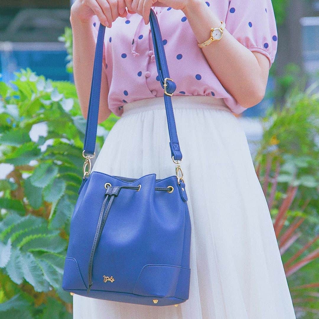 SuperGroupiesのインスタグラム：「#ヘタリア とのコラボバッグ👜 イタリア🇮🇹さんの衣装をイメージした バケットバッグがSo Cute😘  コロンと愛らしいシルエットが 柔らかい雰囲気を演出してくれます💙  紐で開閉する取り出し口は きゅっとネクタイを締める動作をモチーフにしたもの👔 ⠀⠀⠀⠀⠀⠀⠀ ──────────────────────﻿ 🇮🇹Today’s Item🇮🇹 #Hetalia World☆Stars Collaboration series Italy model #bag / ￥11,800 +tax ※数量限定販売中です。 Only a limited amount available now! ──────────────────────﻿ ⠀ ⠀⠀⠀⠀⠀⠀⠀ ⠀⠀⠀⠀⠀⠀⠀ 📺Live配信のお知らせ📺 今週6/20（木）22:30〜Live配信します！🙌🏻 ⠀⠀ ⠀⠀⠀⠀大好評につき、『#さらざんまい×SuperGroupies Live配信（第2弾）』が決定🎉 今回もスペシャルゲストで幾原監督が出演します！⠀⠀⠀ ⠀⠀⠀⠀⠀⠀⠀ 当店のスタッフぴかちゃん＆へいりんと共に アニメ『さらざんまい』の魅力や、 新コラボアイテムを紹介予定😍  リアルタイムで視聴者の方々からの ご質問にもお答えできるかも?!😆 たくさんのコメントお待ちしております！ ⠀⠀⠀⠀⠀⠀⠀ 視聴者限定プレゼント🎁もあります！ ・幾原監督のサイン入り色紙（3名様） 👉🏻視聴者の中から抽選で3名様に監督のサイン入り色紙をプレゼント 👉🏻Live配信直後の投稿に「Live配信の感想」をコメント﻿することで応募できます！ ⠀⠀⠀⠀⠀⠀⠀ リアタイでは見れないという方でも大丈夫🙆🏻‍♀️ 配信終了後、24時間限定⏰で アーカイブ配信をする予定です！ ⠀⠀⠀⠀⠀⠀⠀ リアタイじゃなくても視聴者プレゼント🎁に応募できますので、後からでもぜひチェックしてみてください💓 ⠀⠀⠀⠀⠀ ⠀⠀⠀⠀⠀ ⠀⠀⠀ #supergroupies #anime #japaneseanime #スーパーグルーピーズ #アニメ #アニメコラボ #コラボグッズ #ファッションにアニメを #ヘタリアイタリア #axispowershetalia #ドット柄 #ドットトップス #スカートコーデ #チュールスカート #ピンクコーデ #サンダルコーデ #バッグ #夏ファッション #きれいめカジュアル #live配信 #ライブ配信」