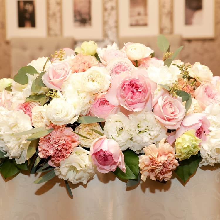 ホテルモントレウェディング【公式】 のインスタグラム：「♥ ￣￣￣￣￣￣￣￣￣￣ @montereyweddingをフォローして 『 #モントレ花嫁 』『 #ホテルモントレ』の タグをつけて投稿してくださいね＊*. . パステルカラーやペールトーンの 花材をふんだんに用いた メインテーブル装花をご紹介✧*. . ◆ホテルモントレ公式HPはこちら* https://www.monterey-wedding.jp . #モントレ #モントレ花婿  #dressy花嫁 #プレ花嫁 #marry花嫁 #卒花 #marryxoxo #wedding #weddingceremony #weddingreception #weddingparty #weddingdress #dress #flower #weddingbouquets #プラコレ #結婚式場 #ウエディングニュース  #日本中のプレ花嫁さんと繋がりたい #結婚式 #パーティー #披露宴 #ホテルウェディング #ウェディングブーケ #bouquets #flowers #flowerarrangement」