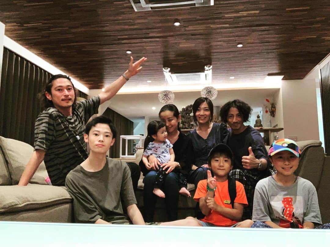 窪塚洋介のインスタグラム：「Welcome our first visitors. #newhouse」