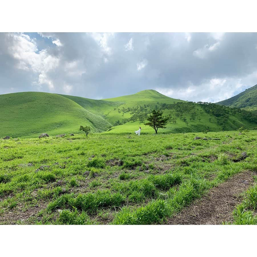 YU-U（工藤由布）さんのインスタグラム写真 - (YU-U（工藤由布）Instagram)「大分散歩1日目後半🌱 由布岳⛰好きだーーここ😭✨最高👍🏻 360度ぜーーーんぶ緑🌳🌲(ゆうを探せ‼︎的な1枚もあるよ🤫) お宿も岩風呂付きで♨️ 豊後牛🐂美味しすぎてもう最高🤤🤤🤤 ・・・ #u大分の歩き方 #由布岳 #豊後牛 #由布乃庄」6月18日 17時15分 - nyan22u22nyan