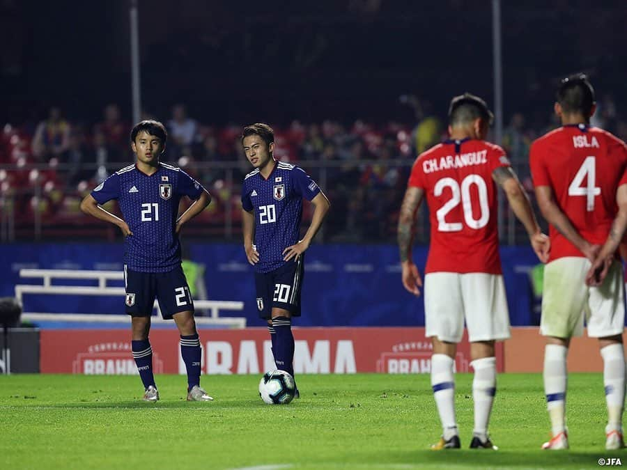 日本サッカー協会さんのインスタグラム写真 - (日本サッカー協会Instagram)「📸Match Photos③ #SAMURAIBLUE は6月17日(月)、CONMEBOLコパアメリカブラジル2019でチリ代表とMorumbi Stadium（サンパウロ）にて対戦。この試合に日本は先発11人中6人が代表デビューというフレッシュな陣容で臨みました。 ・ 世界的なスター選手を擁するチリを相手に、日本は決定的なチャンスをつくりながらもゴールを奪えず、逆にチャンスで抜け目なく決めてくる相手に4失点。0-4の大差で敗れる黒星スタートとなりました。 ・ GK 23 #大迫敬介 DF 2 #杉岡大暉 DF 5 #植田直通 DF 14 #原輝綺 DF 16 #冨安健洋 MF 3 #中山雄太 MF 7 #柴崎岳 (Cap.) MF 10 #中島翔哉 →66'MF 20 #安部裕葵 MF 21 #久保建英 FW 9 #前田大然 →66'MF 11 #三好康児 FW 13 #上田綺世 →79'FW	18 #岡崎慎司 ・ #jfa #daihyo #コパアメリカ﻿ ・﻿ ――――――――――――――――――﻿ CONMEBOLコパアメリカブラジル2019﻿ 6/18 0-4 チリ🇨🇱 6/21 08:00　vsウルグアイ🇺🇾 6/25 08:00　vsエクアドル🇪🇨 ※すべて日本時間﻿ 👉大会情報はJFA.jpへ﻿ ――――――――――――――――――」6月18日 17時16分 - japanfootballassociation