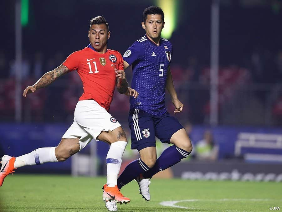 日本サッカー協会さんのインスタグラム写真 - (日本サッカー協会Instagram)「📸Match Photos③ #SAMURAIBLUE は6月17日(月)、CONMEBOLコパアメリカブラジル2019でチリ代表とMorumbi Stadium（サンパウロ）にて対戦。この試合に日本は先発11人中6人が代表デビューというフレッシュな陣容で臨みました。 ・ 世界的なスター選手を擁するチリを相手に、日本は決定的なチャンスをつくりながらもゴールを奪えず、逆にチャンスで抜け目なく決めてくる相手に4失点。0-4の大差で敗れる黒星スタートとなりました。 ・ GK 23 #大迫敬介 DF 2 #杉岡大暉 DF 5 #植田直通 DF 14 #原輝綺 DF 16 #冨安健洋 MF 3 #中山雄太 MF 7 #柴崎岳 (Cap.) MF 10 #中島翔哉 →66'MF 20 #安部裕葵 MF 21 #久保建英 FW 9 #前田大然 →66'MF 11 #三好康児 FW 13 #上田綺世 →79'FW	18 #岡崎慎司 ・ #jfa #daihyo #コパアメリカ﻿ ・﻿ ――――――――――――――――――﻿ CONMEBOLコパアメリカブラジル2019﻿ 6/18 0-4 チリ🇨🇱 6/21 08:00　vsウルグアイ🇺🇾 6/25 08:00　vsエクアドル🇪🇨 ※すべて日本時間﻿ 👉大会情報はJFA.jpへ﻿ ――――――――――――――――――」6月18日 17時16分 - japanfootballassociation