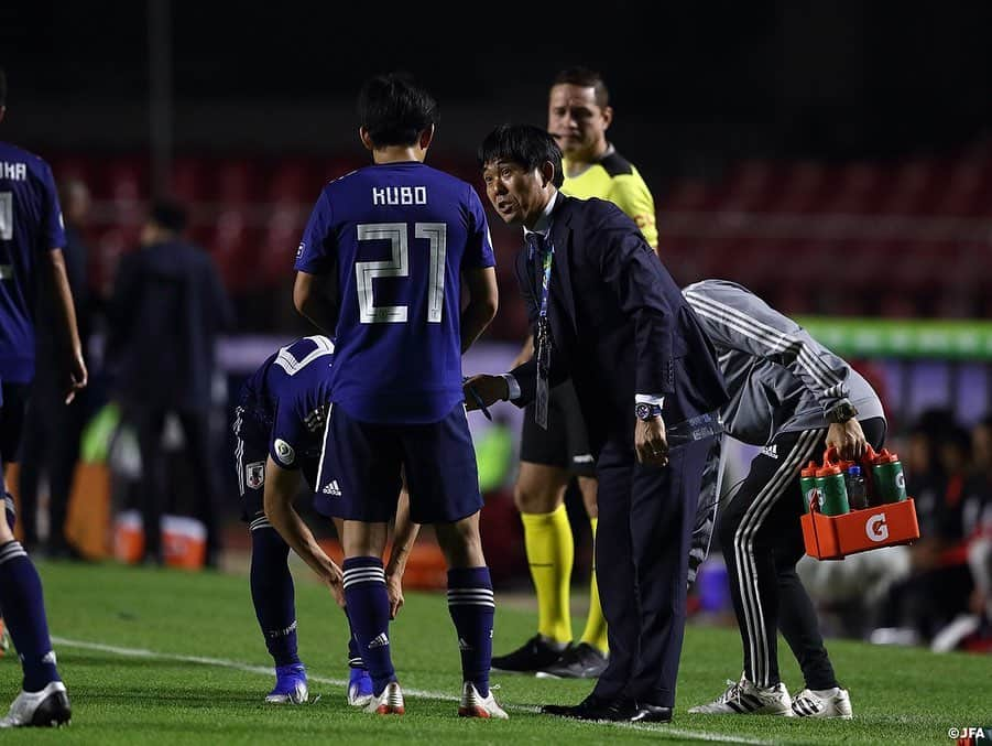 日本サッカー協会さんのインスタグラム写真 - (日本サッカー協会Instagram)「📸Match Photos③ #SAMURAIBLUE は6月17日(月)、CONMEBOLコパアメリカブラジル2019でチリ代表とMorumbi Stadium（サンパウロ）にて対戦。この試合に日本は先発11人中6人が代表デビューというフレッシュな陣容で臨みました。 ・ 世界的なスター選手を擁するチリを相手に、日本は決定的なチャンスをつくりながらもゴールを奪えず、逆にチャンスで抜け目なく決めてくる相手に4失点。0-4の大差で敗れる黒星スタートとなりました。 ・ GK 23 #大迫敬介 DF 2 #杉岡大暉 DF 5 #植田直通 DF 14 #原輝綺 DF 16 #冨安健洋 MF 3 #中山雄太 MF 7 #柴崎岳 (Cap.) MF 10 #中島翔哉 →66'MF 20 #安部裕葵 MF 21 #久保建英 FW 9 #前田大然 →66'MF 11 #三好康児 FW 13 #上田綺世 →79'FW	18 #岡崎慎司 ・ #jfa #daihyo #コパアメリカ﻿ ・﻿ ――――――――――――――――――﻿ CONMEBOLコパアメリカブラジル2019﻿ 6/18 0-4 チリ🇨🇱 6/21 08:00　vsウルグアイ🇺🇾 6/25 08:00　vsエクアドル🇪🇨 ※すべて日本時間﻿ 👉大会情報はJFA.jpへ﻿ ――――――――――――――――――」6月18日 17時16分 - japanfootballassociation