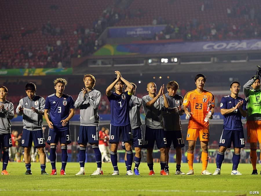 日本サッカー協会さんのインスタグラム写真 - (日本サッカー協会Instagram)「📸Match Photos③ #SAMURAIBLUE は6月17日(月)、CONMEBOLコパアメリカブラジル2019でチリ代表とMorumbi Stadium（サンパウロ）にて対戦。この試合に日本は先発11人中6人が代表デビューというフレッシュな陣容で臨みました。 ・ 世界的なスター選手を擁するチリを相手に、日本は決定的なチャンスをつくりながらもゴールを奪えず、逆にチャンスで抜け目なく決めてくる相手に4失点。0-4の大差で敗れる黒星スタートとなりました。 ・ GK 23 #大迫敬介 DF 2 #杉岡大暉 DF 5 #植田直通 DF 14 #原輝綺 DF 16 #冨安健洋 MF 3 #中山雄太 MF 7 #柴崎岳 (Cap.) MF 10 #中島翔哉 →66'MF 20 #安部裕葵 MF 21 #久保建英 FW 9 #前田大然 →66'MF 11 #三好康児 FW 13 #上田綺世 →79'FW	18 #岡崎慎司 ・ #jfa #daihyo #コパアメリカ﻿ ・﻿ ――――――――――――――――――﻿ CONMEBOLコパアメリカブラジル2019﻿ 6/18 0-4 チリ🇨🇱 6/21 08:00　vsウルグアイ🇺🇾 6/25 08:00　vsエクアドル🇪🇨 ※すべて日本時間﻿ 👉大会情報はJFA.jpへ﻿ ――――――――――――――――――」6月18日 17時16分 - japanfootballassociation