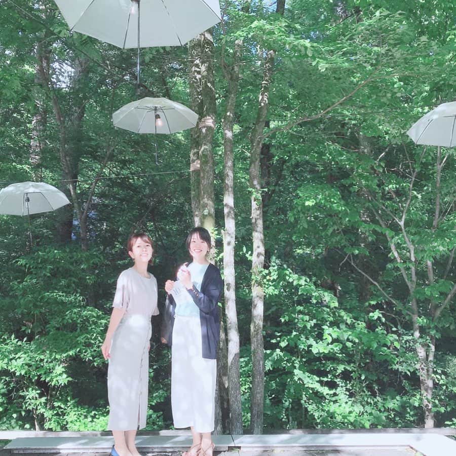 小椿希美のインスタグラム：「・ 名古屋から一緒に松本と軽井沢 旅行に行ったのは、 建築士としてお仕事をしている ゆきちゃん。 名古屋で出会ってから 仲良くしている 心許せる友人です。 いくつになっても 落ちつくことなく忙しなく 行動してる私を 「すごいねー！エネルギーの 塊だねー！」と 満面の笑顔で拍手して 褒めてくれるゆきちゃん。 ・ ゆきちゃんに 褒められると 何だって出来ちゃいそうな 気がします。 ゆきちゃんは、褒め上手な女神です☺️ 秋には、彼女の 大切な披露宴の司会を させていただくことになりました。 ゆきちゃんの晴れの日を 一緒に作り上げて お祝いが出来ること 今から楽しみです♡ ・ 今日も、本当にありがたいことに 長野でお世話になった方から お仕事依頼の問い合わせを いただきました。 中京テレビのお仕事が 最優先になりますが スケジュールが合えば 全力でお引き受けしています！ 結婚式、披露宴に関しては 親しい友人のみ お引き受けしています。 お仕事のご依頼あれば、 事務所または私まで ご連絡ください✨ ・ #軽井沢#長野県#軽井沢旅行#ことりっぷ #ハルニレテラス #司会#イベント#トークショー#mc #アナウンサー#フリーアナウンサー」